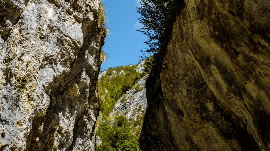 Trail between the walls of the Râmeț Gorges