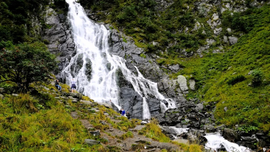 Bâlea-Wasserfall mit Besuchern