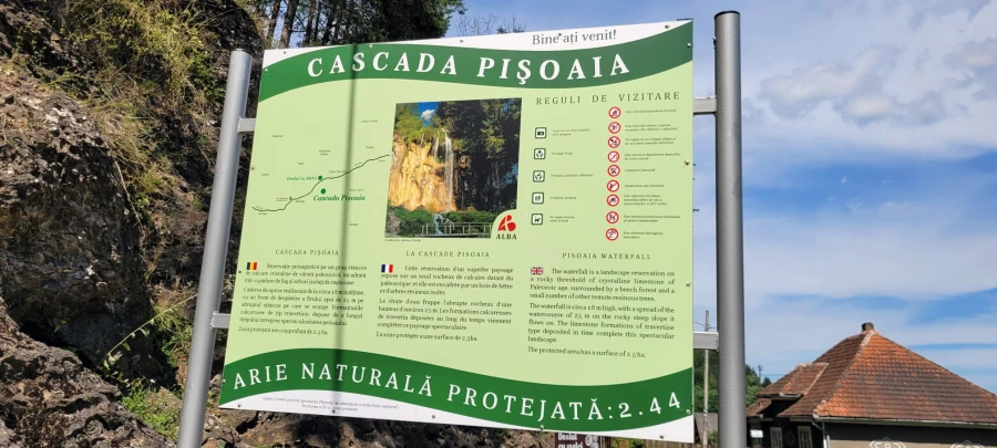 Hinweisschild zum Pișoaia-Wasserfall