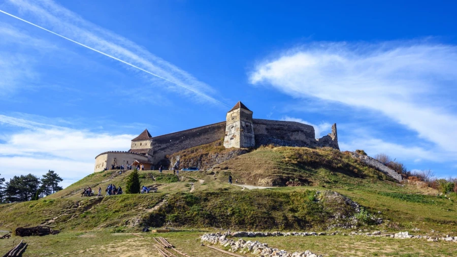 Tourists visiting Râșnov Fortress