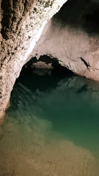 Wasser in der Höhle Poarta lui Ionele