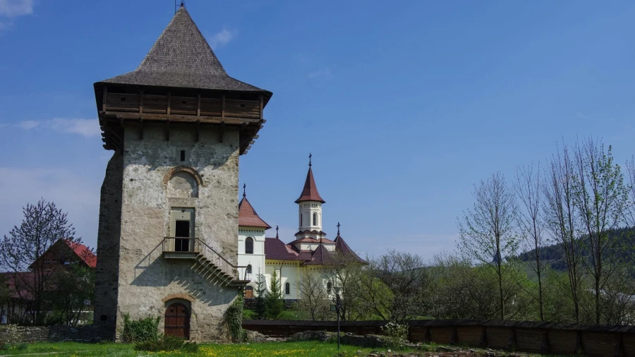 Turm im Hof des Klosters Humor
