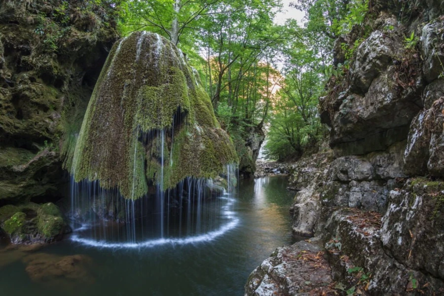 Bigăr-Wasserfall und der Fluss Miniș