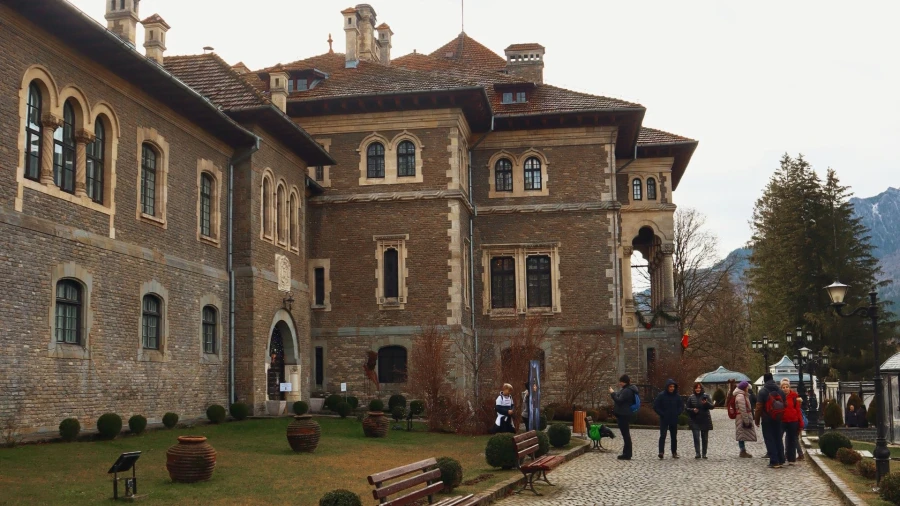 Visitors at Cantacuzino Castle