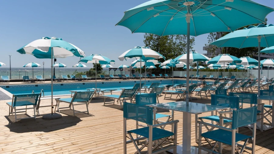 Terrasse und Pool des Hotel Topaz