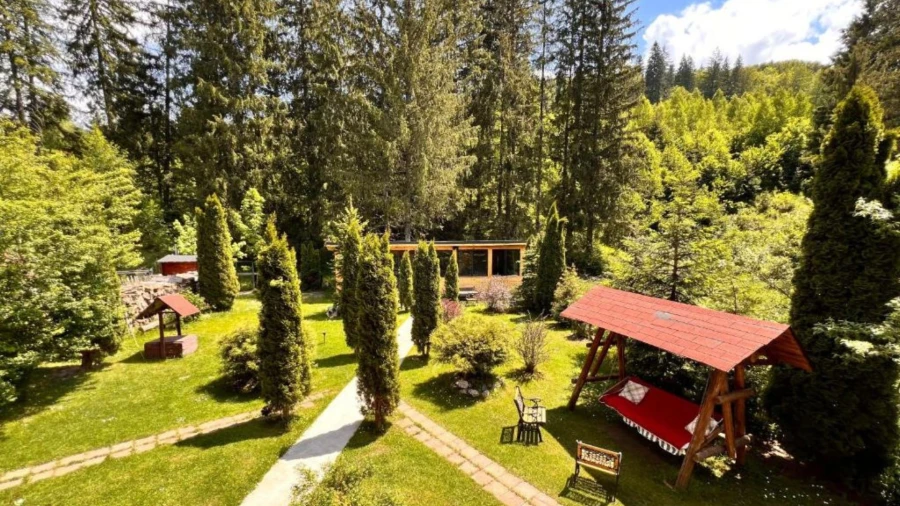 Der Hof der Pension Top Mountain