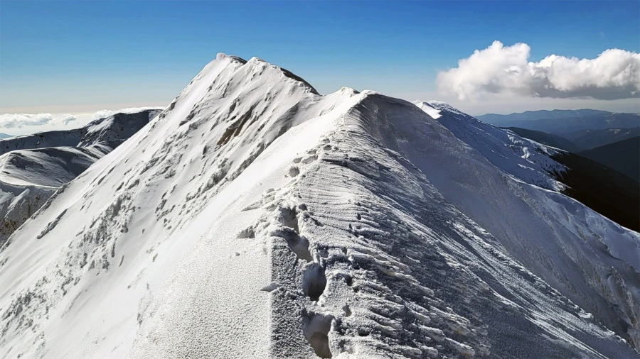 Winterlandschaft: Weg über den Grat
