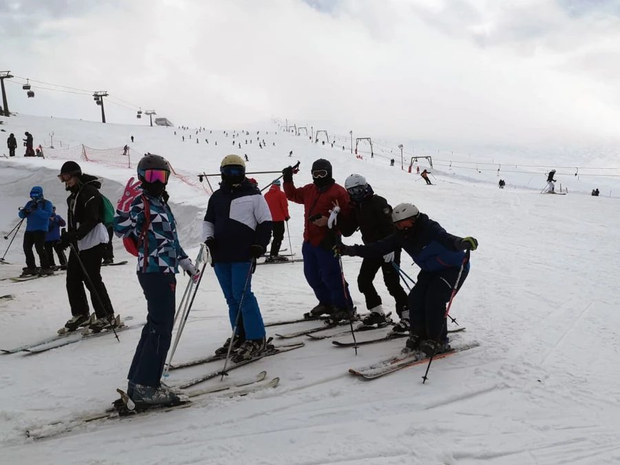Skifahrer auf der Piste in Straja