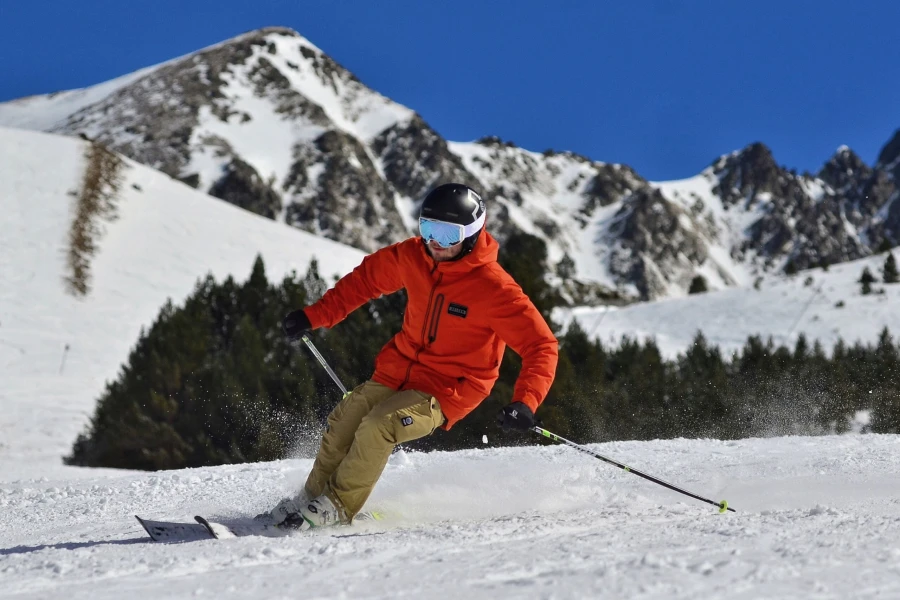 Skifahrer auf der Piste im Transalpina Ski Resort - Voineasa