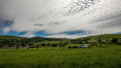 Landschaft mit Wattewolken