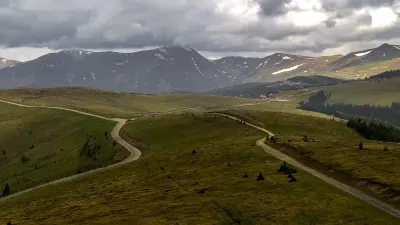Straße und Strecke der Transalpina