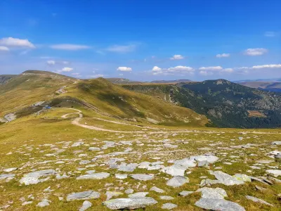 Landschaft vom Păpușa-Gipfel aus