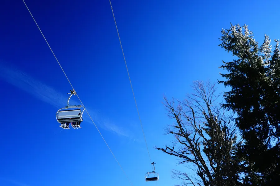 Skiers on the chairlift in Arieșeni