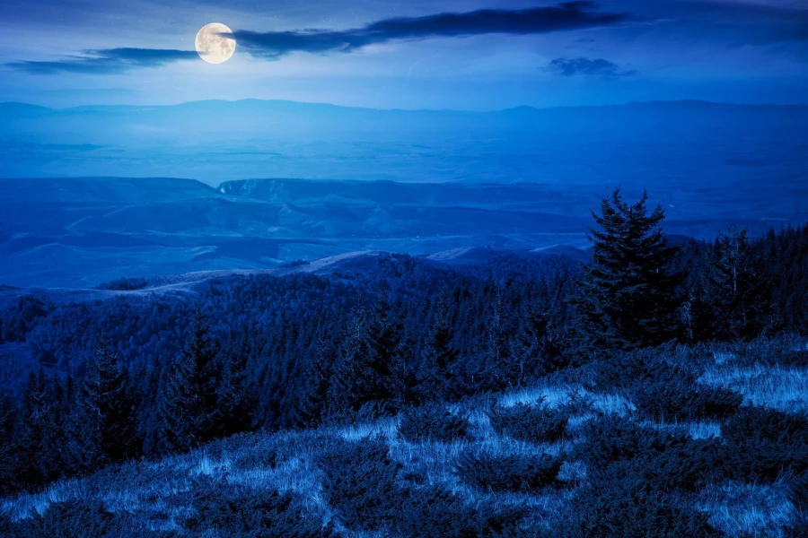 Berglandschaft bei Nacht
