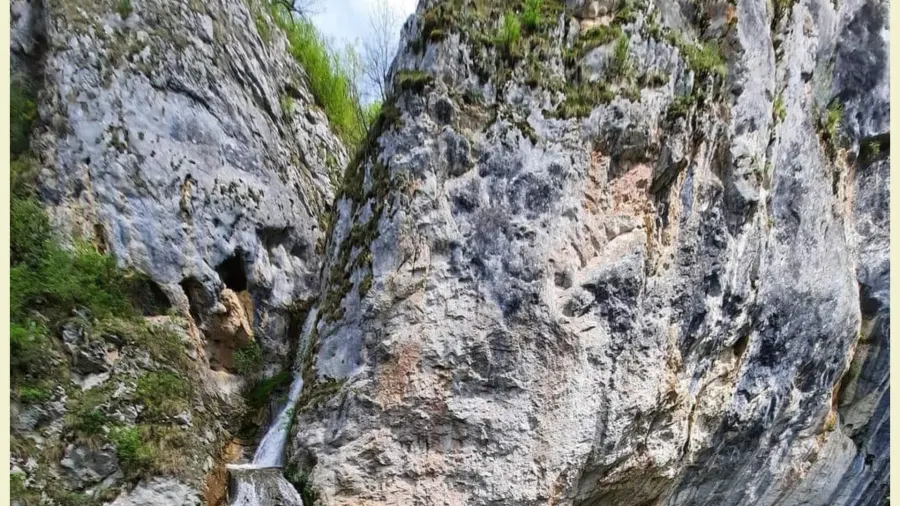 Vânătările Ponorului rock wall